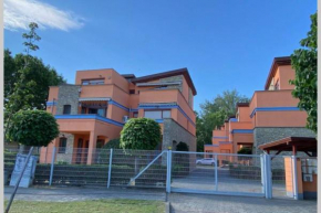 Imádnivaló kis lakás balatoni panorámával.